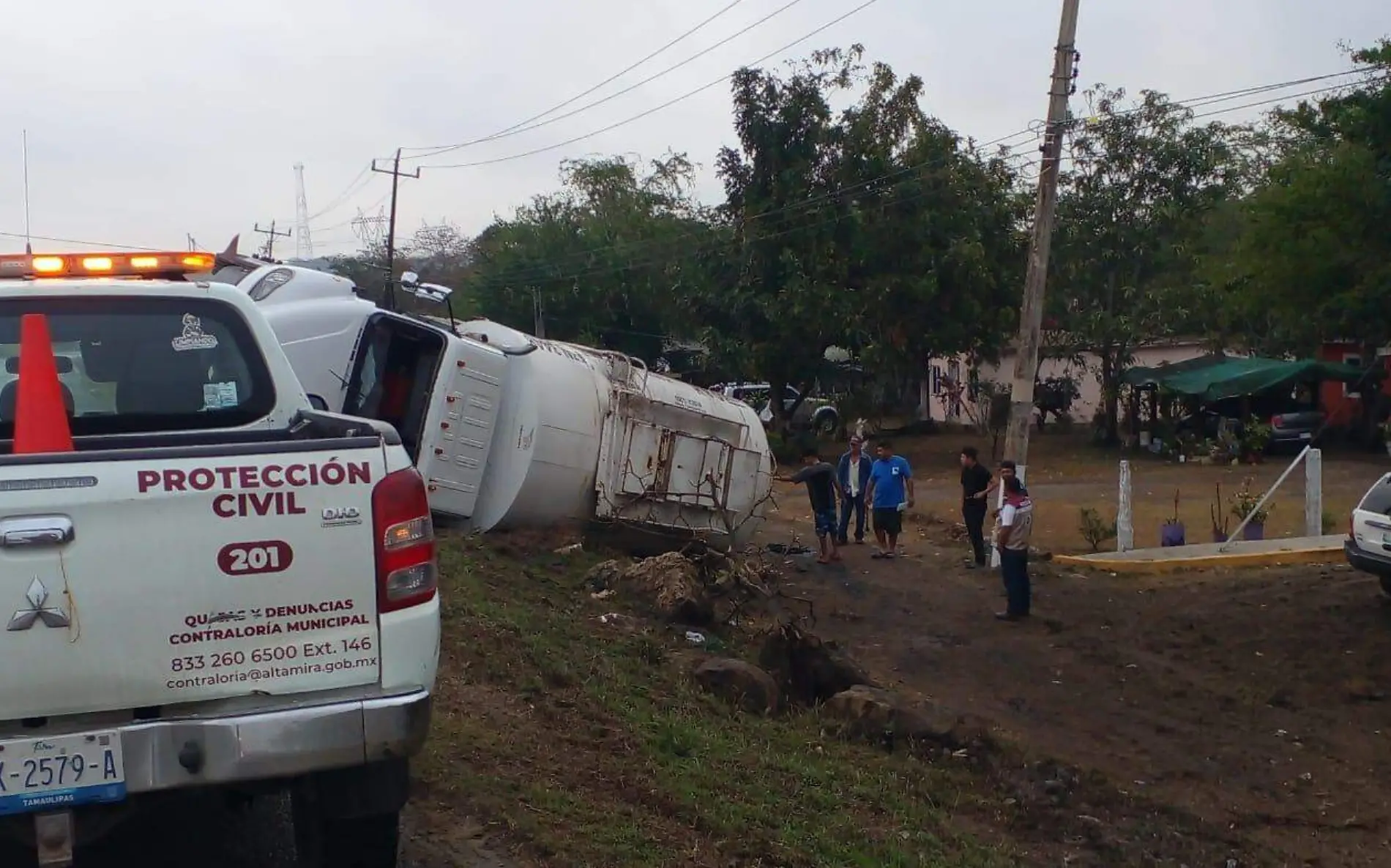 En volcadura de pipa en Altamira, chofer se salva de milagro (2)